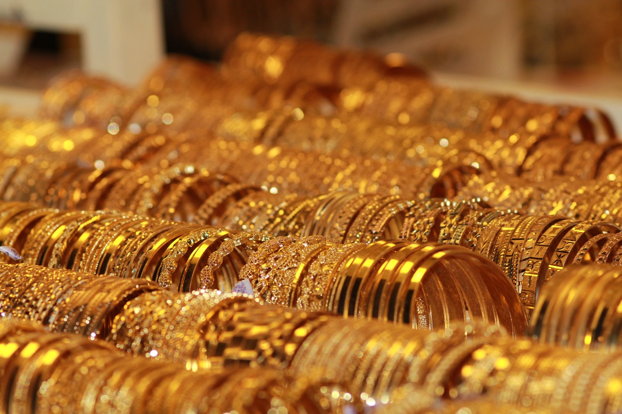 Sursa foto: https://pixabay.com/photos/gold-market-bracelets-jewelry-1278656/